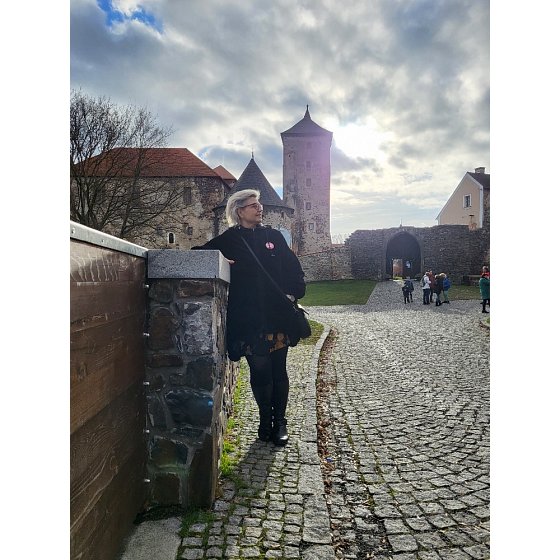 D. na hradě