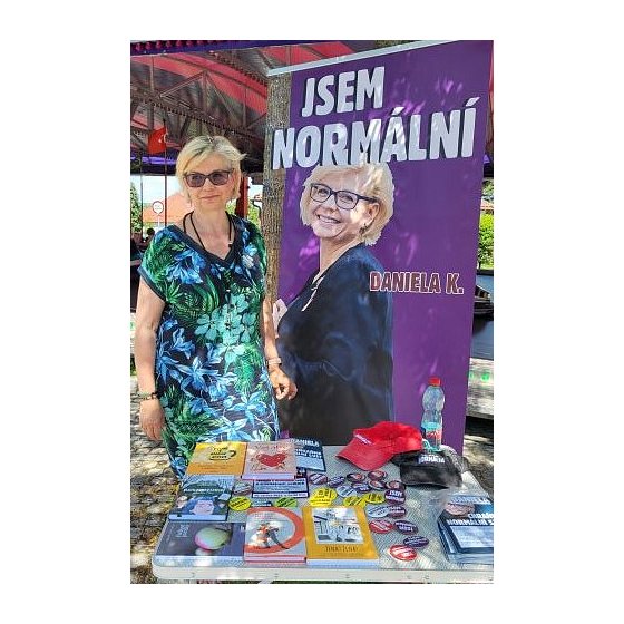 D. s plakátem